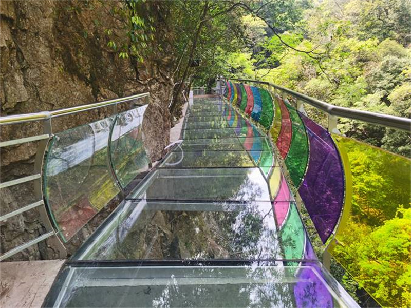 福建皇帝洞景區玻璃棧道，玻（bō）璃滑道